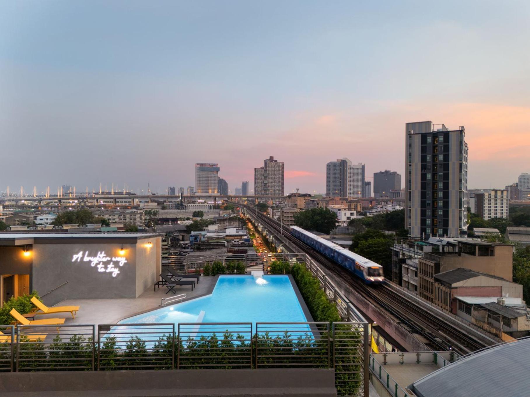 Lumen Bangkok Udomsuk Station Hotel Exterior photo