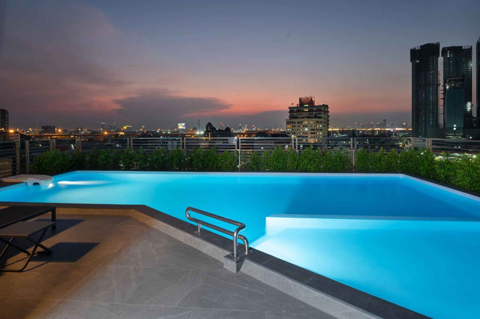 Lumen Bangkok Udomsuk Station Hotel Exterior photo
