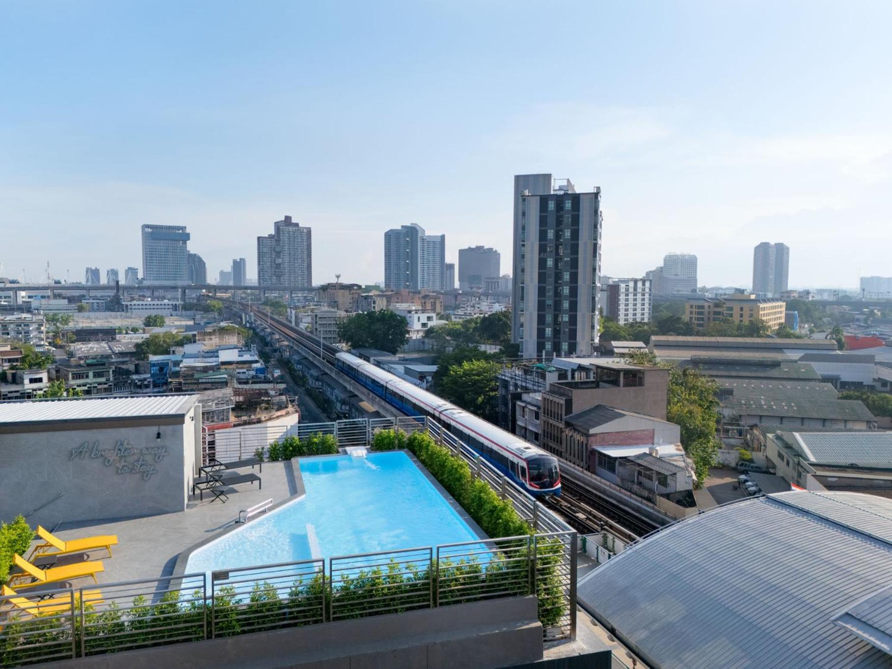 Lumen Bangkok Udomsuk Station Hotel Exterior photo
